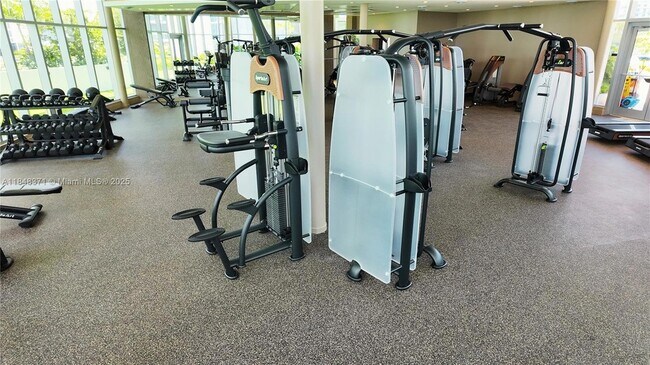 Building Photo - 700 NE 24th St