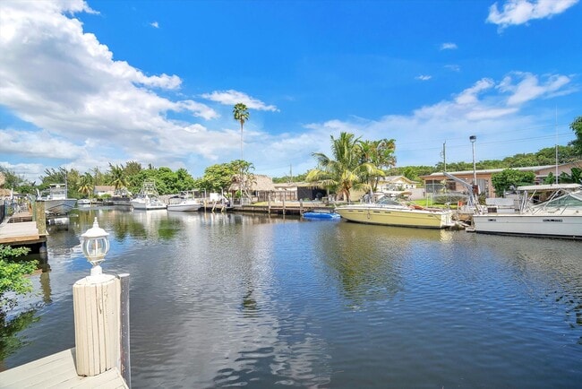 Building Photo - Beautiful house on the water with a pool