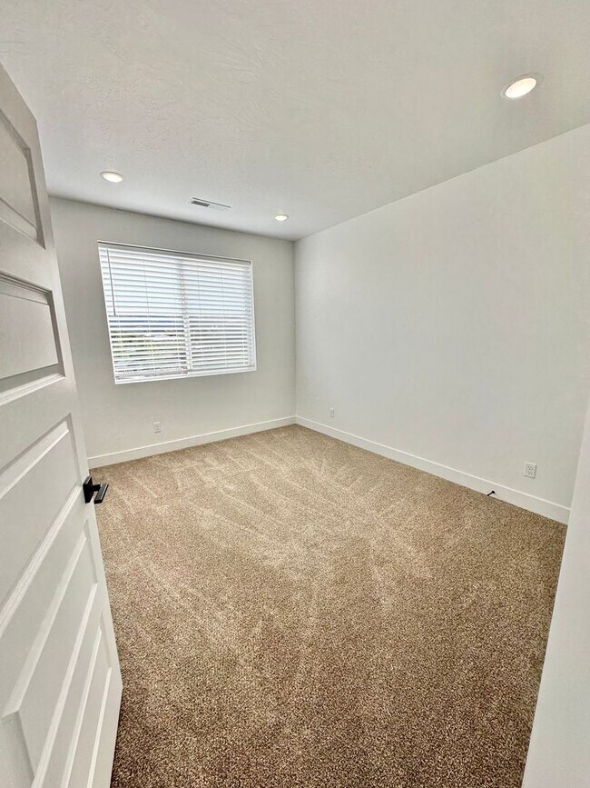 Building Photo - PET FRIENDLY!! HURRICANE TOWNHOME!