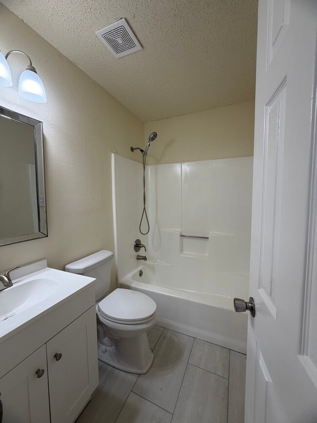 Building Photo - 323 Moss Hill Dr