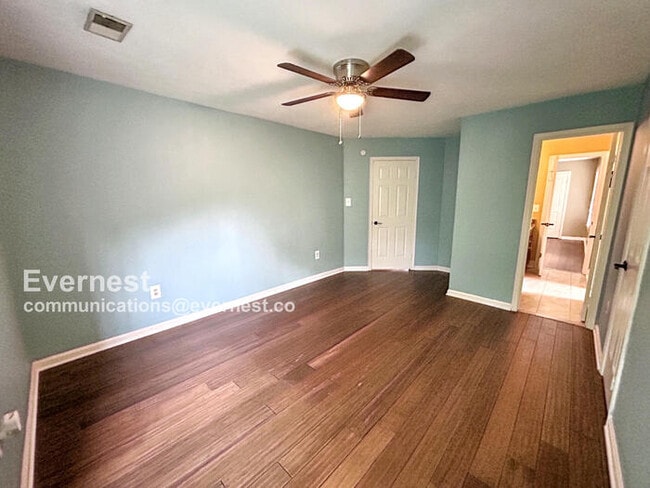 Building Photo - 3059 Southampton Dr