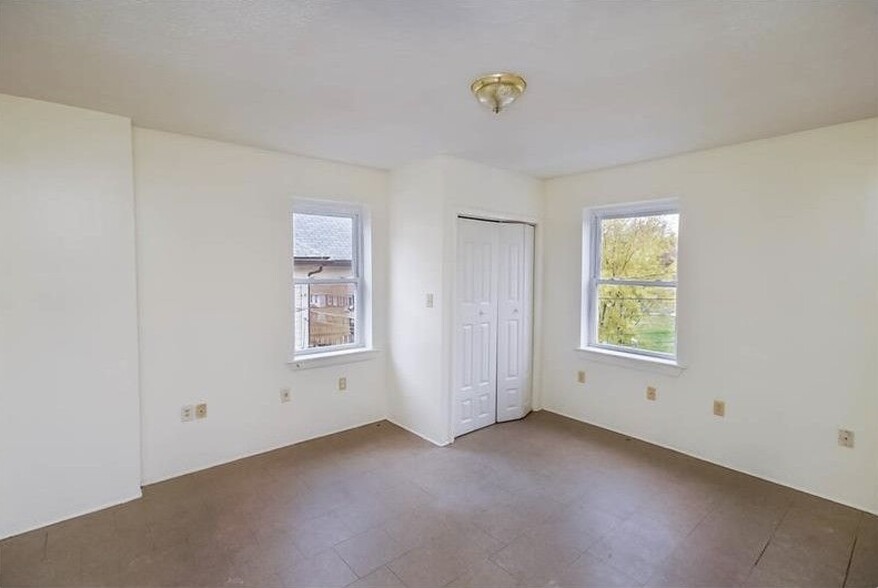 Primary Photo - 58 W Askren St