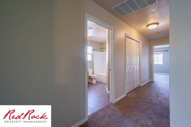 Building Photo - 5 Bedroom Pet Friendly Home!