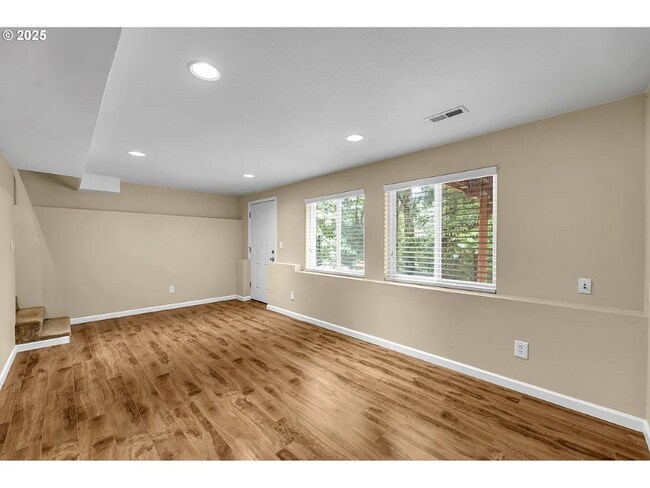 Building Photo - 1320 NW Maple Ln