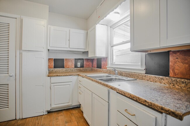 Building Photo - 2641 E Baylor St