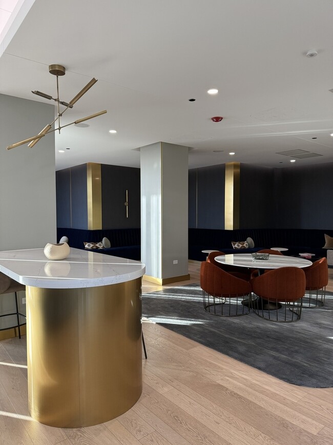 Building Photo - 1101 W Van Buren St