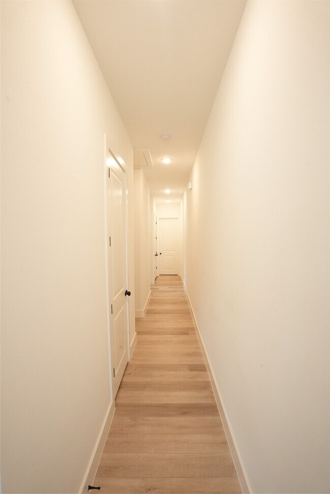 Building Photo - 2406 Mann St