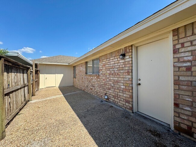 Building Photo - Duplex