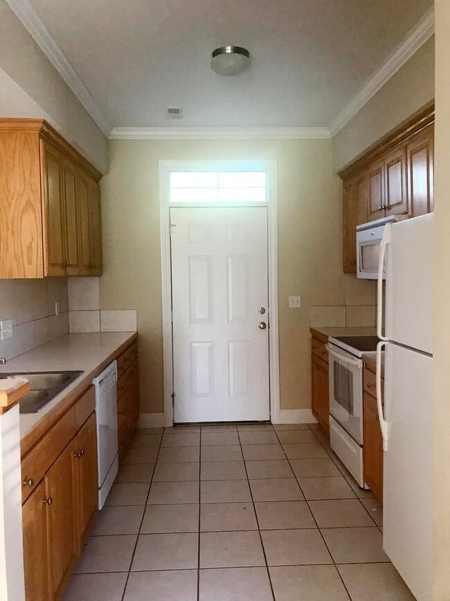 Building Photo - Wonderful 3 bed 3.5 bath near Clinton Lake!