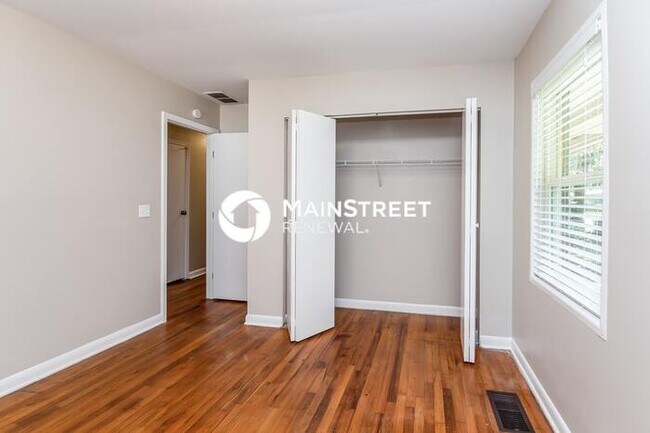 Building Photo - 3 Bedroom Pet-Friendly Home in Forest Park...