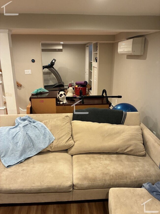 Building Photo - Rent a House in Newton 4bed/2.5 Bath - Parking included!