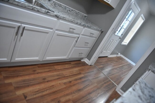 Building Photo - Renovated 3BR 2 Bath