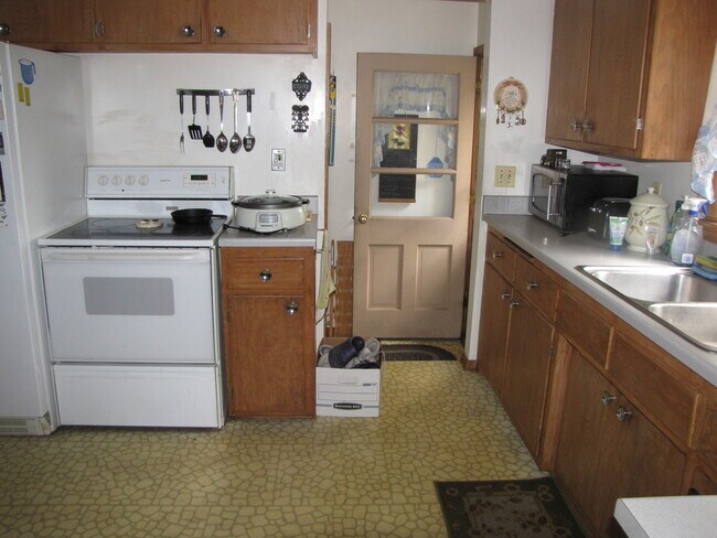 Building Photo - Great location in Richfield,*3Bed*1Bath single family home Avail Now!