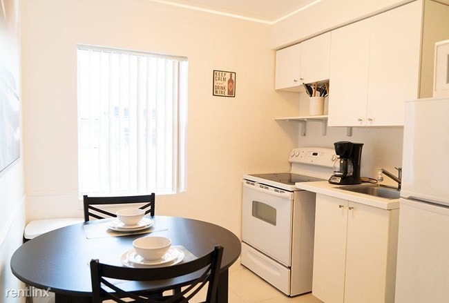 Building Photo - Studio, 1 bath  - 4605 N Ocean Dr