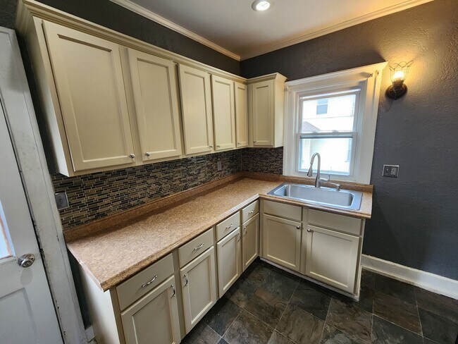 Building Photo - Charming 2 Bedroom House