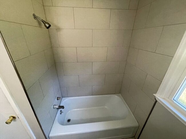 Building Photo - 3/1 Renovated House Available Now! Pet Friendly!