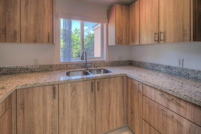 Building Photo - 14935 NE 11th Ct