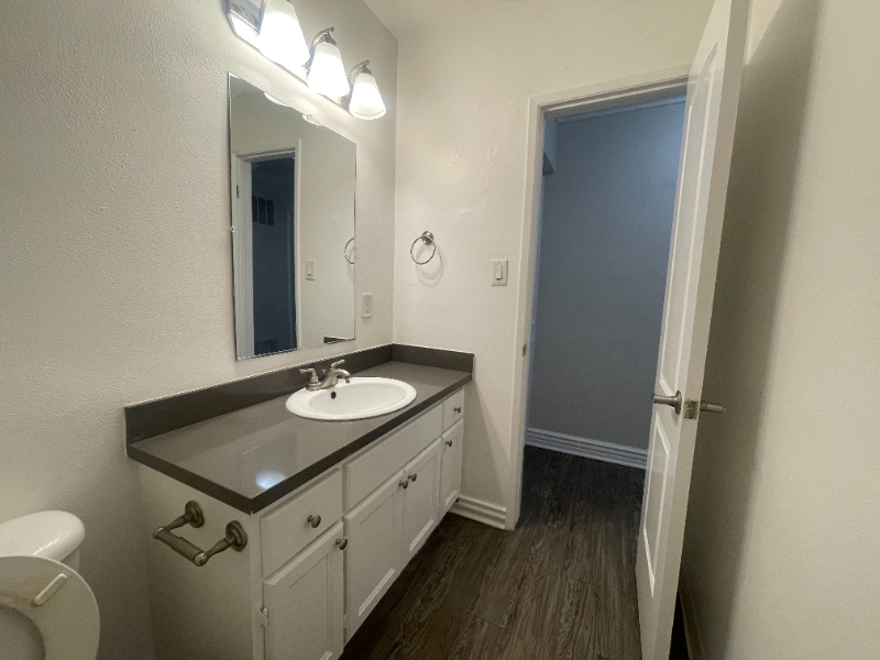 Building Photo - 1595 E Chevy Chase Dr