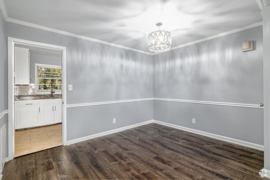 2BR, 2BA - 1,000SF - Dining Room - 3057 Pharr Court
