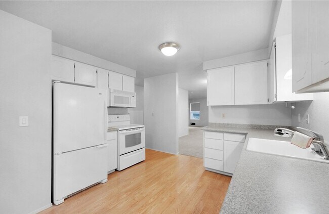 Building Photo - Spacious 2BD/1.5BTH Condo in Lynnwood - Mo...