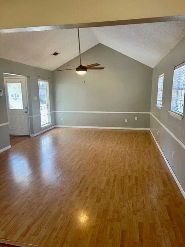 Building Photo - AVAILABLE NOW! *PET FRIENDLY*