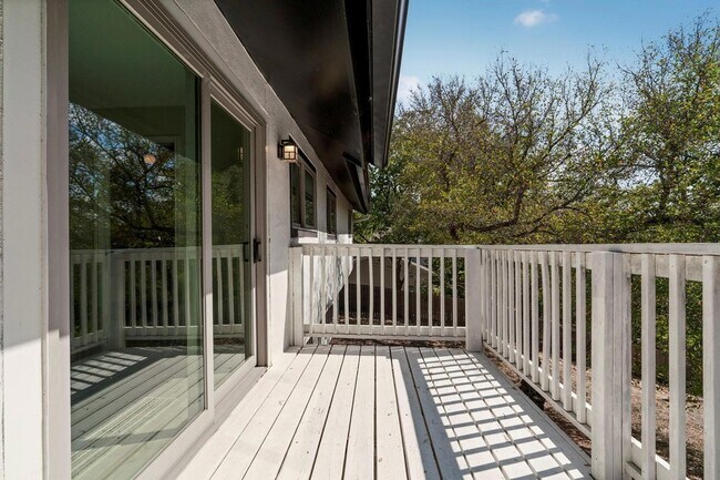 Building Photo - 2401 Lehigh Dr