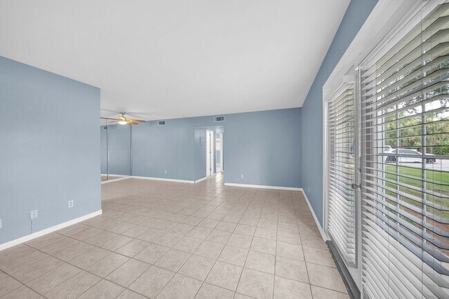 Building Photo - 2100 W Beach Dr