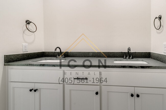 Building Photo - 8429 Stonewood Dr