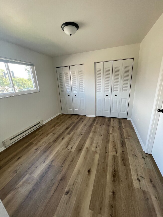 Bedroom - 1302 W Sycamore St