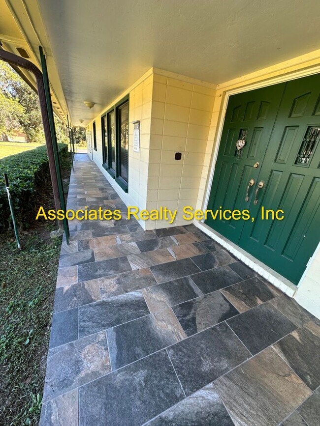 Building Photo - Beautiful Large Home with Screened Pool in Buckingham West!