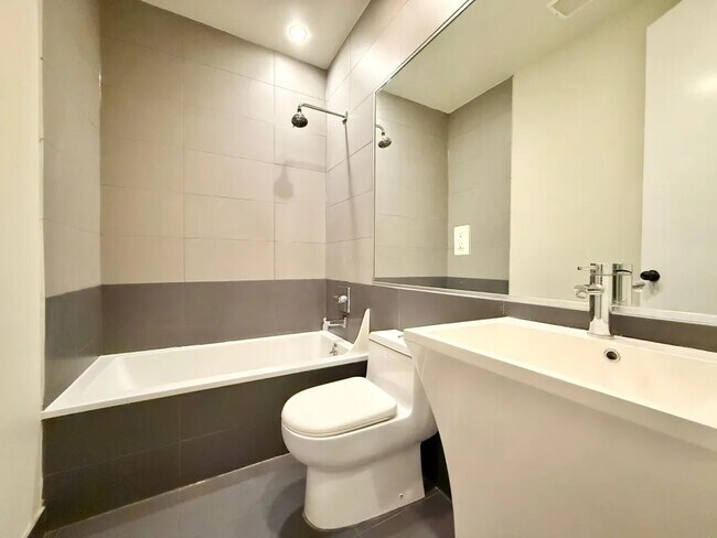 Building Photo - Furnished room/NOT APARTMENT