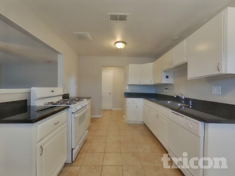 Building Photo - 916 Jacobsen St