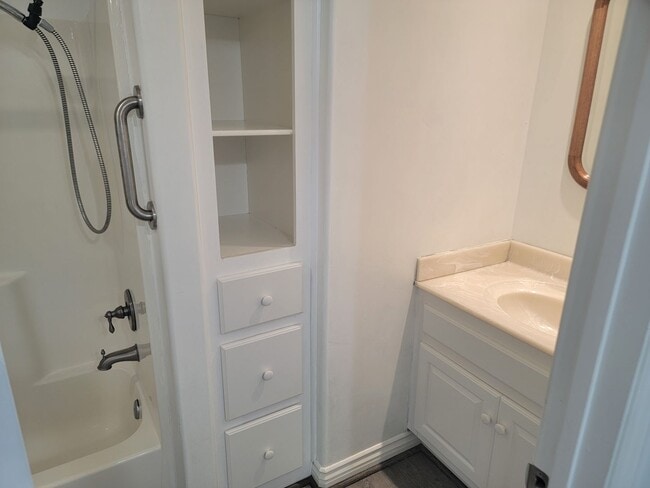 Building Photo - One Bedroom Apartment