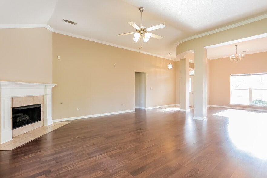 Building Photo - 4064 Sidlehill Dr