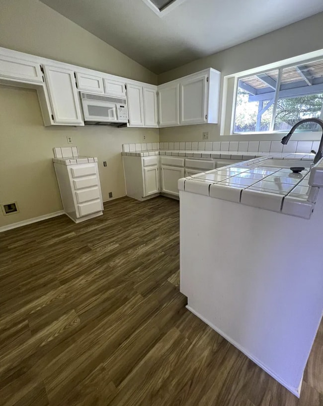 Building Photo - Beautiful Single-family home!