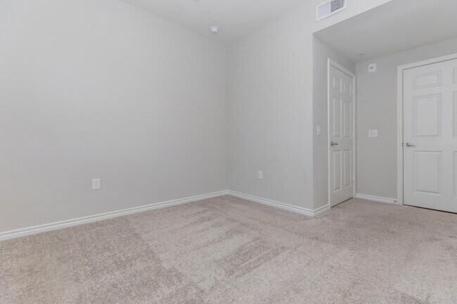 Building Photo - Move In Now & Enjoy 1 Month Free!