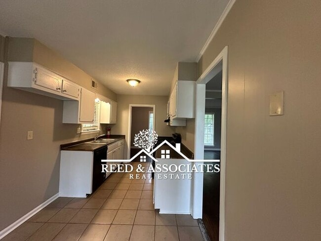 Building Photo - Charming Raleigh Home