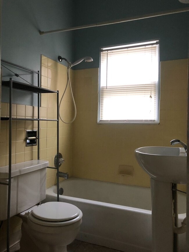 Building Photo - Cute 2 bedroom house next to park!