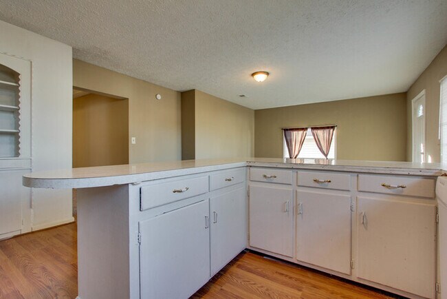 Building Photo - Murfreesboro 4 Bedroom/2 Bath HOUSE near MTSU