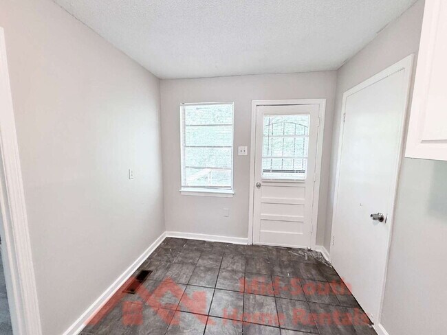Building Photo - 3682 Suzanne Dr