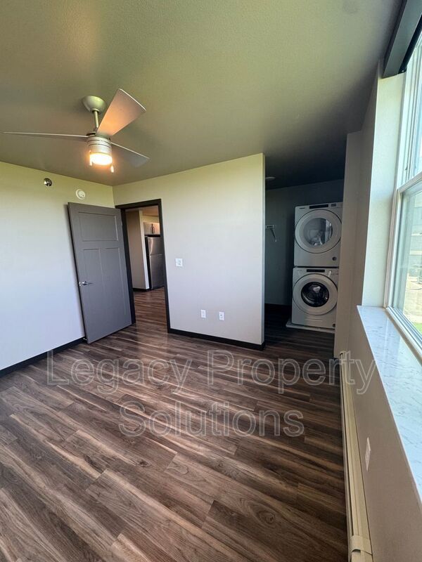Building Photo - 220 E Greenfield Ln