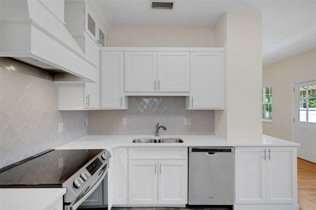 Building Photo - 934 Vistabula St