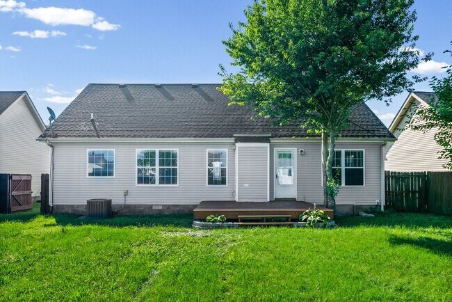 Building Photo - Pet Friendly Three Bedroom!