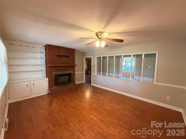 Building Photo - 2590 Otis Dellinger Rd