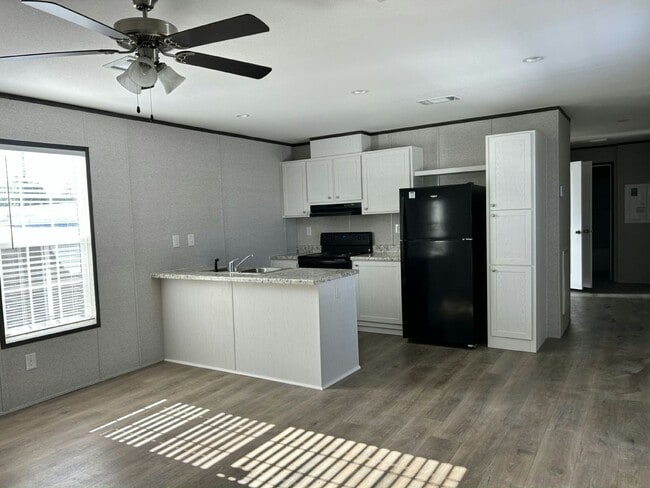 Building Photo - 5537 Our Ln