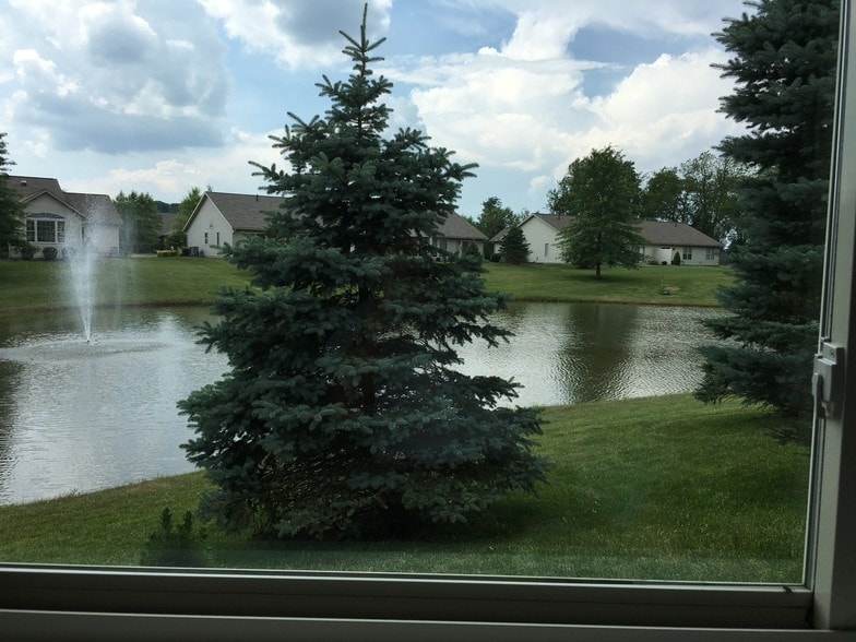 directly on pond - 901 Pine Ridge Pkwy NW