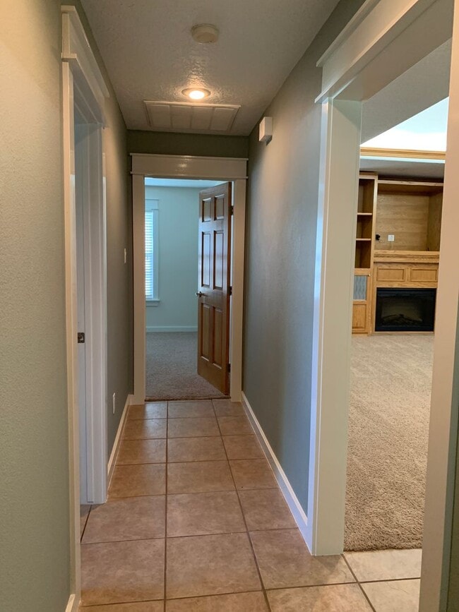 Building Photo - 4 bedroom 21/2 bath home