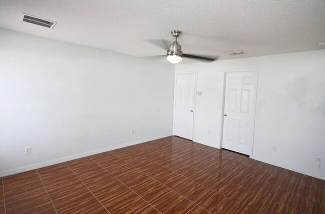 Building Photo - Beautiful 3 Bed and 2 Bath POOL HOME in Ki...