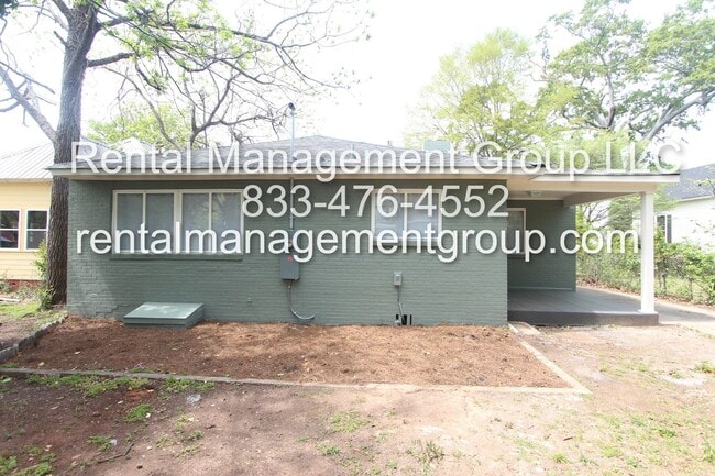 Building Photo - Large 3 Bedroom 2 Bath - New On The Market...