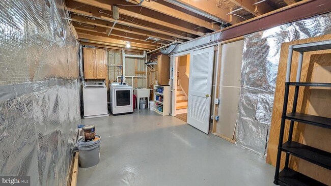 Building Photo - 211 Shirley Square SE